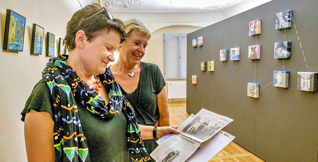 Ulrike Kirchner (l.) und Susanne Spies gehören zur Künstlerinnengruppe „Alba Blau“, die jetzt im Cranach-Haus am Markt in Wittenberg ausstellt.