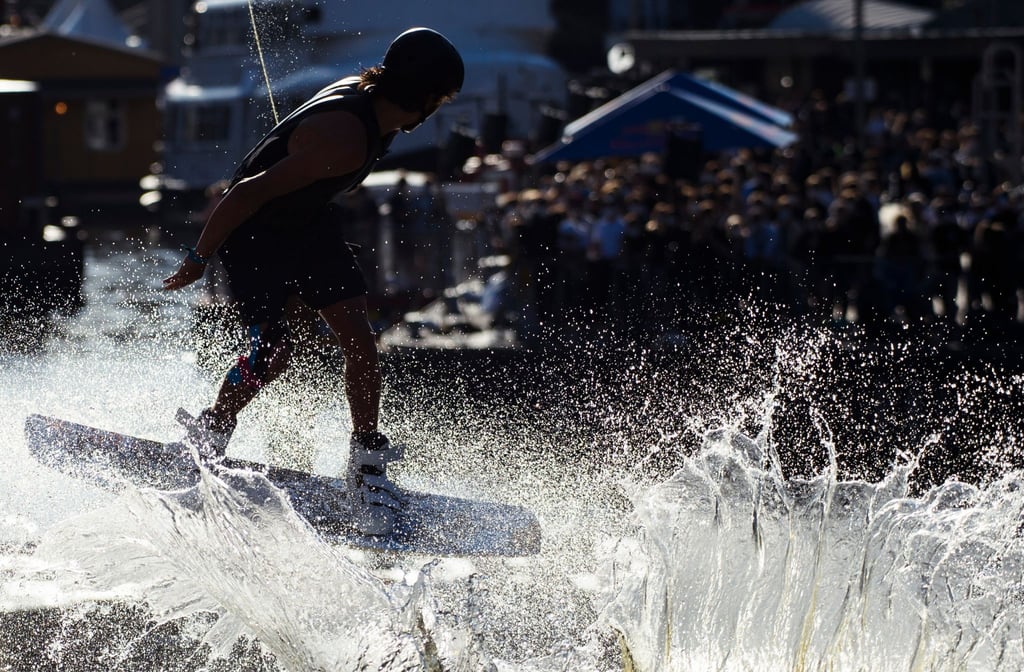 Ein Wakeboarder fährt im Gegenlicht.