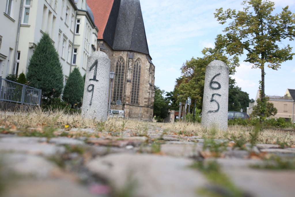 Poller in der Tränkestraße in Schönebeck-Bad Salzelmen. Dass diese da stehen, hat seinen Grund.