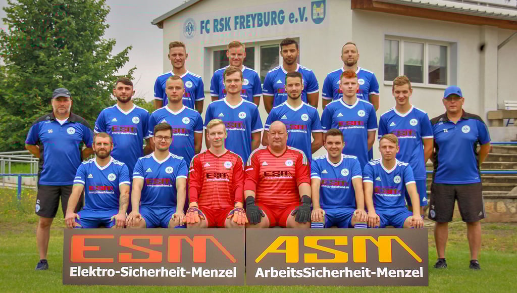 Der FC RSK Freyburg vor der Landesklasse-Saison 2021/22, in die er am morgigen Sonnabend mit einem Heimspiel gegen Wengelsdorf starten wird - hinten, v.l.: Marius Nauhardt, Jonas Weise, Sergio Adrian Schulz, Stefan Lehwald; Mitte, v.l.: Co-Trainer Steffen Giese, Alexandru Diaconescu, Kevin Wätzel, Felix Kaiser, Max Schirner, Constantin Kitzmann, Till Kirchhoff, Trainer Thomas Kirchhoff; vorn, v.l.: Chris Linge, Jonas Schmiedl, Christoph Madeja, Denis Hörnig, Marcel Rosenberg, Christian Lehwald. Es fehlen: Till Klippel, Nils Standke, Pierre Gottschalk, Ronny Hagge, Jens Diener und Co-Trainer Dieter Strozniak.