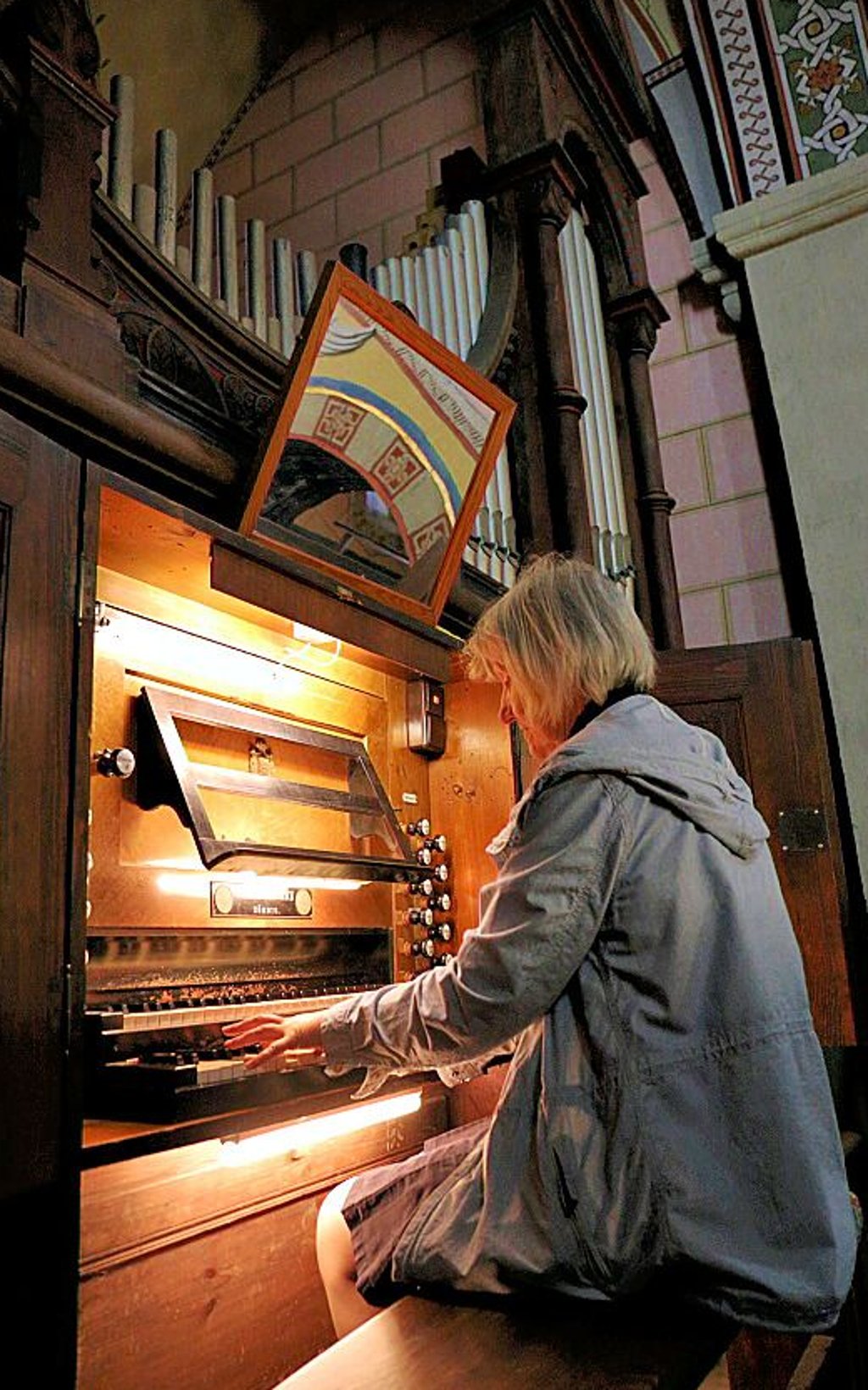 Christiane Schenk an der Rühlmann-Orgel.