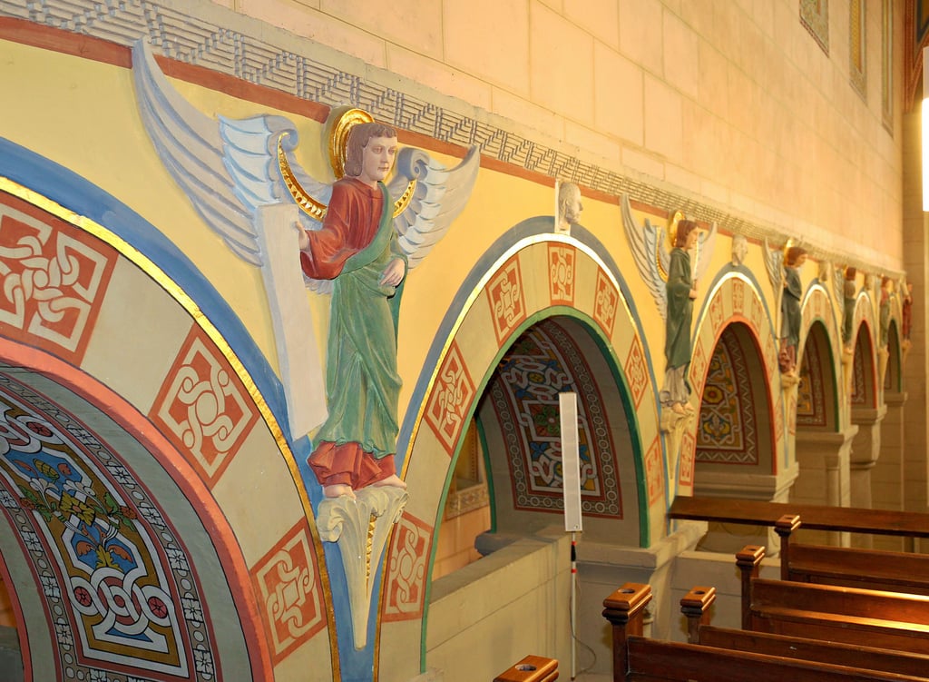 Welch prachtvoller und farbenfroher Anblick: Die fast lebensgroßen Stuckengel in der Klosterkirche Hecklingen sind einzigartig. Auch die reichverzierten Arkaden machen den Glanz des Gotteshauses aus.