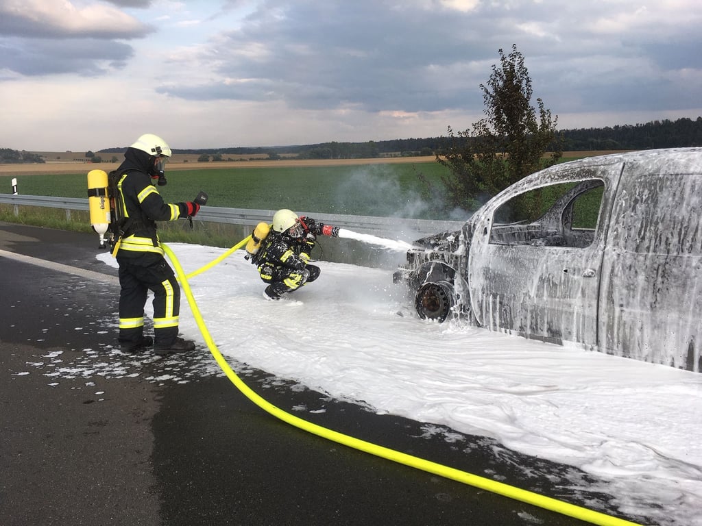 Am Freitagabend geriet ein Pkw auf der A 36 in Brand. Der Fahrer blieb unverletzt.