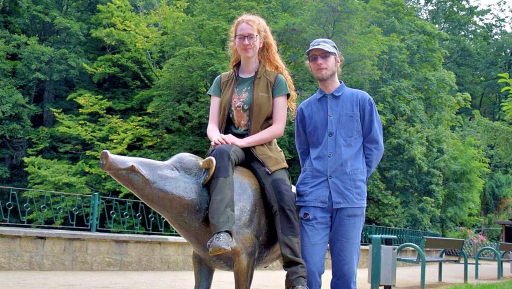 Shireen Lind und Jan Karaffa lernen im Wildpark Christianental den Beruf des Tierpflegers kennen.