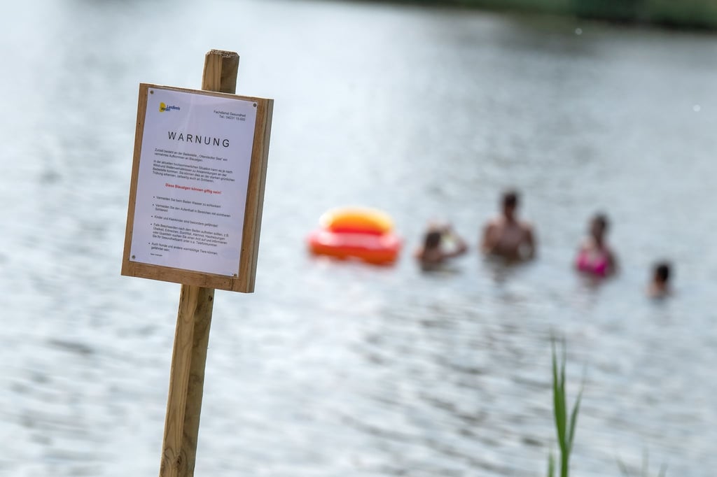 Ein Schild am Otterstedter See warnt vor Blaualgen.
