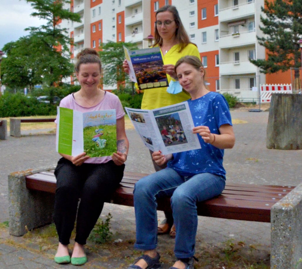 Von links: Carolin Genz und Susanne Becker arbeiten im Stadtteilbüro des Vereins ?Kinderstärken?. Die Journalistin Edda Gehrmann hilft bei der Herausgabe des Magazins.