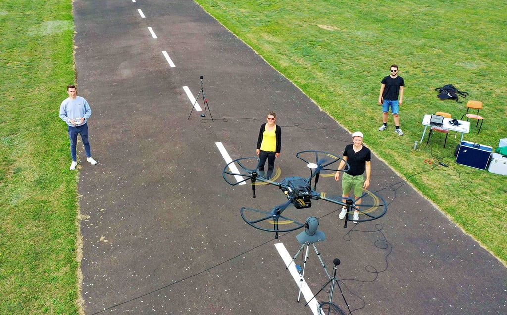 Rund vier Kilogramm schwer ist diese Drohne, deren Lärmpegel auf dem Modellflugplatz in Rodleben gemessen wurde.