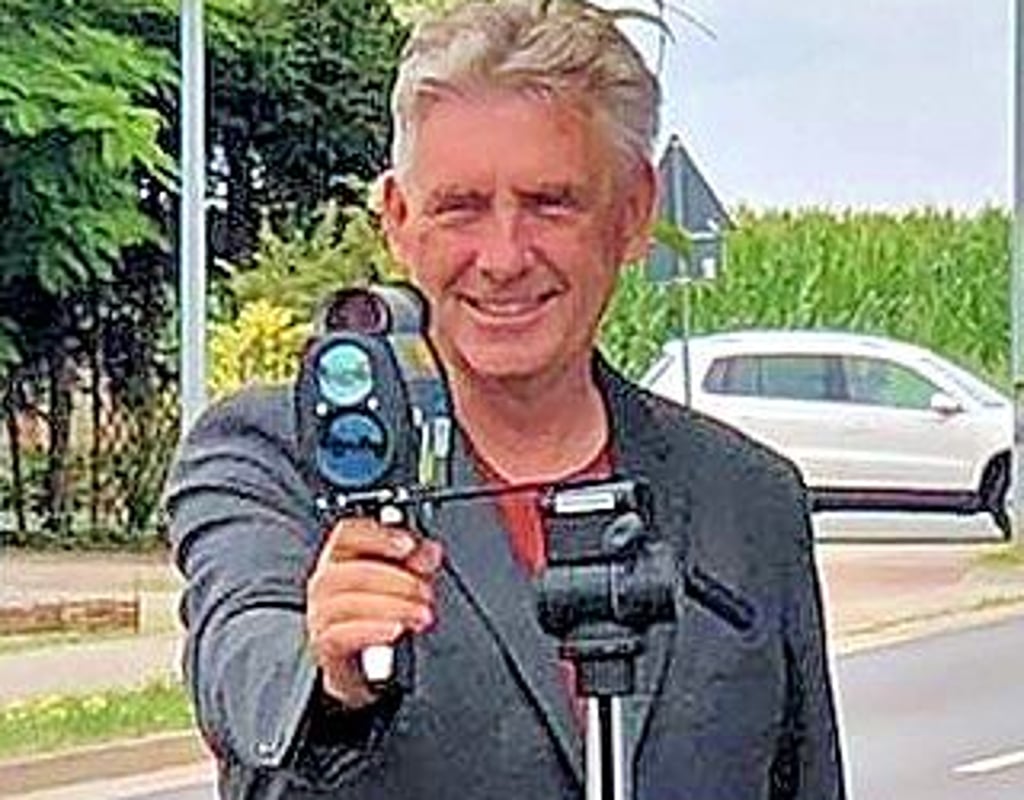 Manfred Behrens misst die Geschwindigkeiten von Autos in Ebendorf.