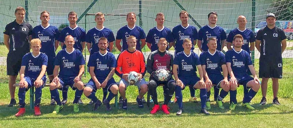 Kreisoberligist Lossa/Rastenberg vor der Saison 2021/22 - hinten, v.l.: Christian Vollrath, Mario Rahaus, Marcus Jöricke, Leonard Wagner, Kai Vollrath, Sven Göhle, Pit Uhlig, Justin Köhler, Mathias Lange, Trainer Christian Beck; vorn, v.l.: Maurice Brosche, David Schiele, Michael Neuhauß, Manuel Zerlin, Tommy Fechner, Justin Krämer, Steve Gerhardt, Patrick Oberreich. Es fehlen: Clemens Lange und Stefan Bärhold.