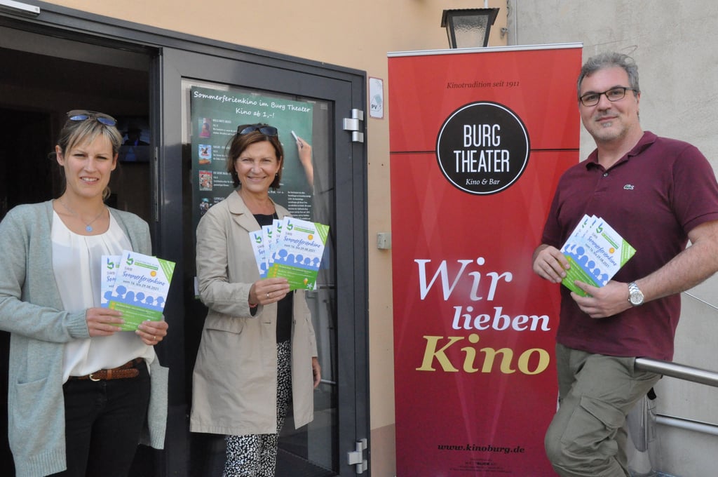 Kinoleiter Jochen Frankl (von rechts), Elke Schütze, Öffentlichkeitsarbeit Stadtwerke, und Annemarie Stieler vom Marketing freuen sich über das Ferienangebot.