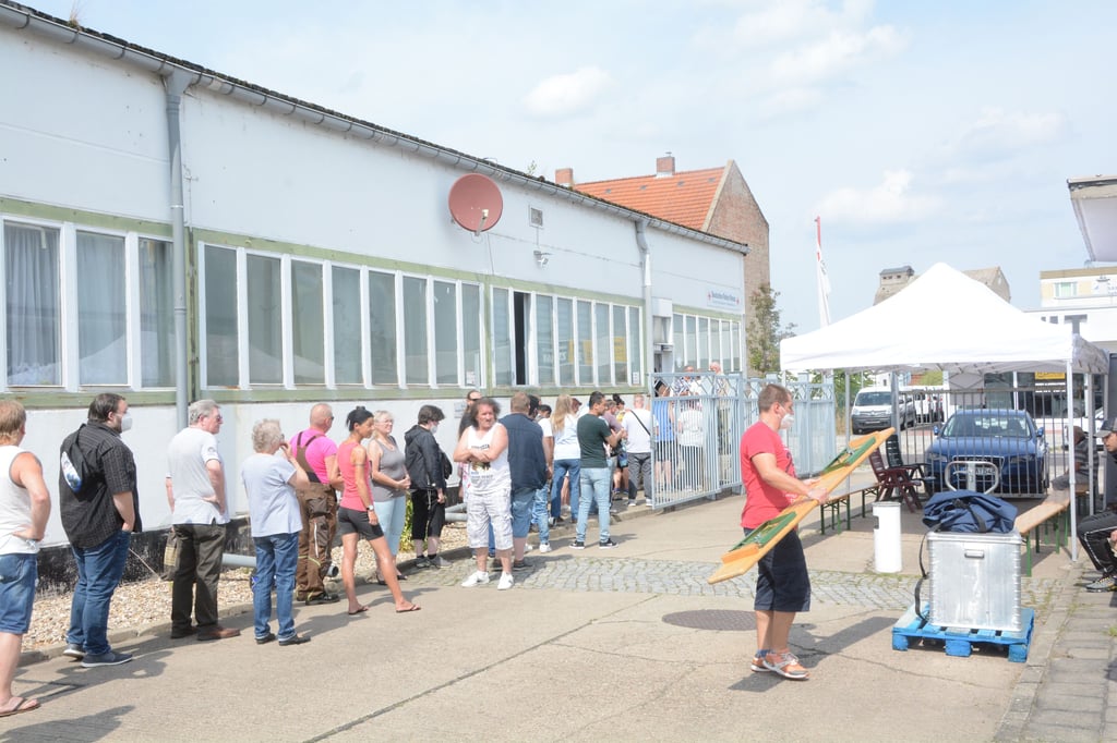 Schon nach wenigen Minuten bildete sich eine Schlange vor den Räumlichkeiten des Roten Kreuzes in Schönebeck.