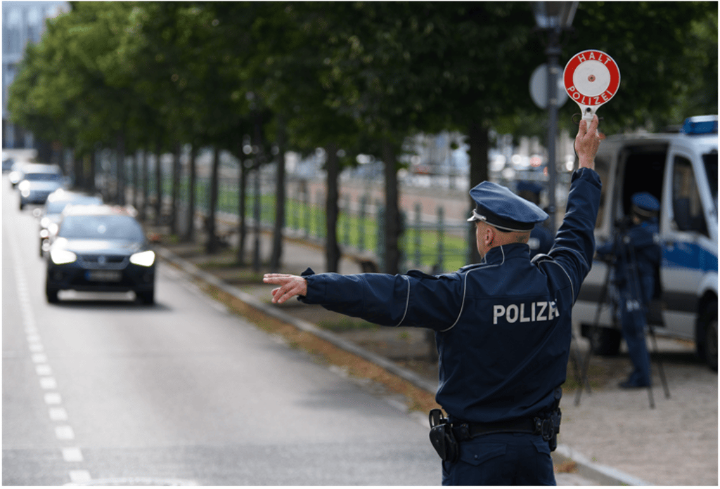 Erst nach einer kleinen Verfolgungsjagd konnte die Polizei eine 41-Fahrerin bei Hassel stoppen. Sie war den Beamten schon vorher bekannt.