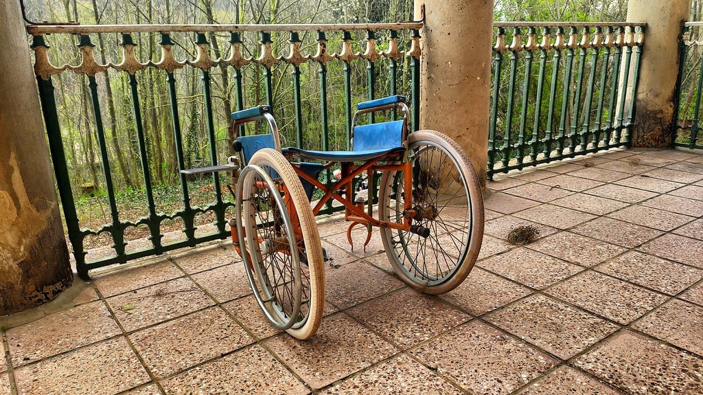 Auf der Terrasse steht einer der Rollstühle, die das Manfelder Sanssouci für Lost-Places-Fans zum Anziehungspunkt machen.
