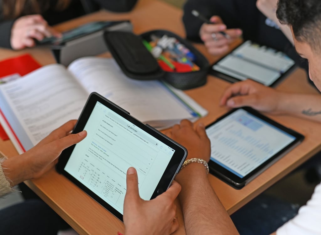 Manche Schulen benutzen im Unterricht Tablets.