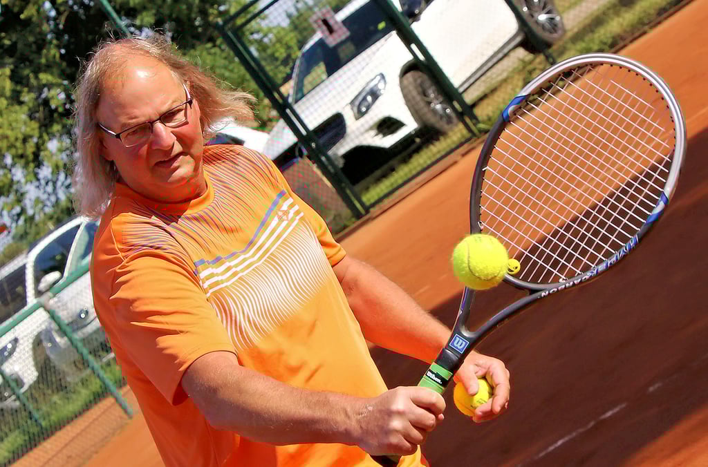 Einhändiger Rückhand-Volley: Tennisspieler Karsten Schroeder in Aktion.