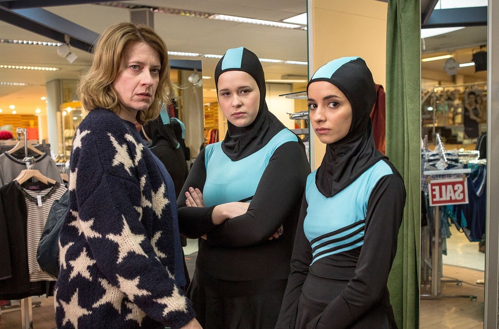 Wanda (Caroline Peters) kauft für ihre Tochter Nina (Chantal Zitzenbacher, M) und deren beste Freundin Maryam (Duygu Arslan) einen Burkini.