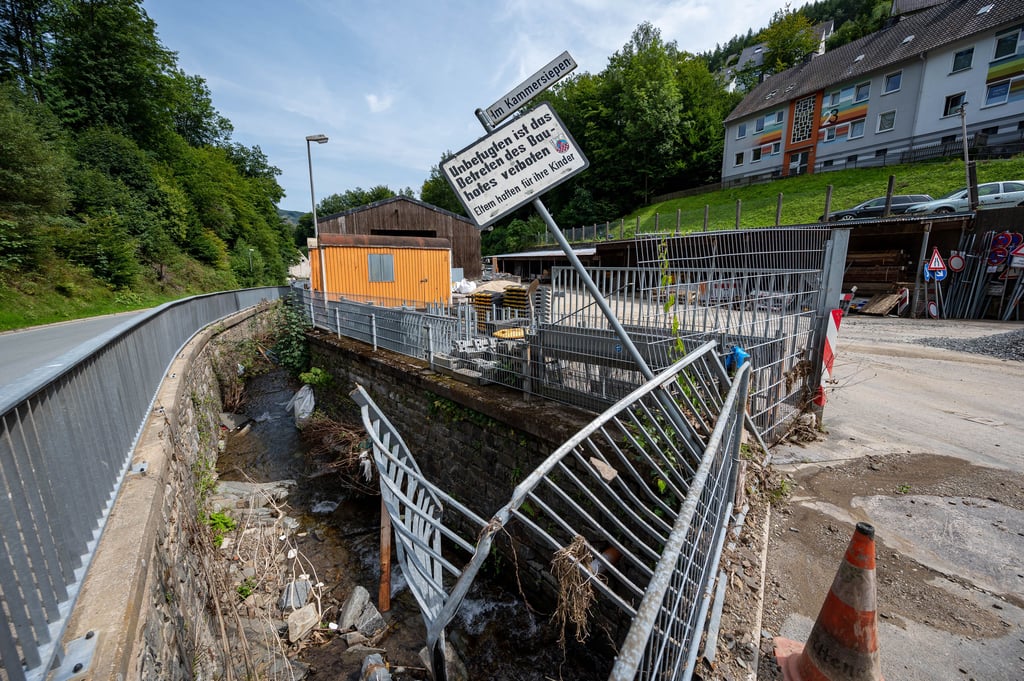 Zerstörte Zäune in Altena. Die sauerländische Stadt gehörte zu den Orten, die bei dem Hochwasser vor rund einem Monat besonders stark betroffen waren.