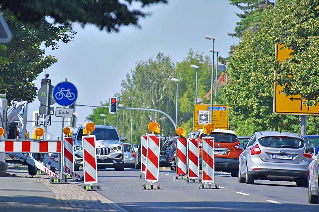 Eine Straßenlaterne wurde an der B 100 erneuert.
