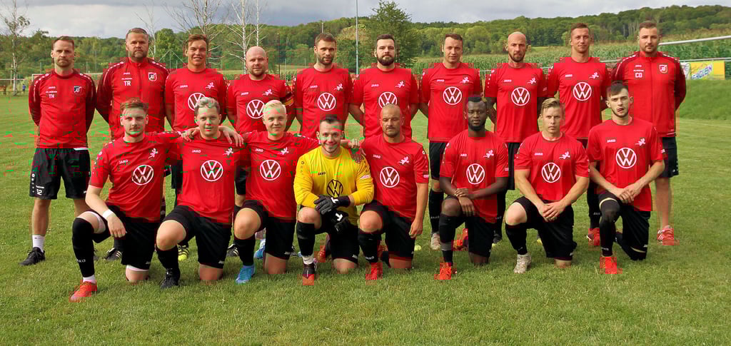Der SC Naumburg II vor der Landesklasse-Saison 2021/22 - hinten, v.l.: Co-Trainer Tobias Häring, Trainer Patrick Hausmann, Stephan Reinicke, Toni Henneberg, Tim Romahn, Philipp Lange, Stefan Schulze, André Weingarten, Daniel Söll, Co-Trainer Paul Staps; vorn, v.l.: Nils Deckert, Johann Reber, Max Grohall, Lion Schmidt, Steven Hagge, Abubacar Schätz, Kai Eckardt, Justin Hermsdorf.