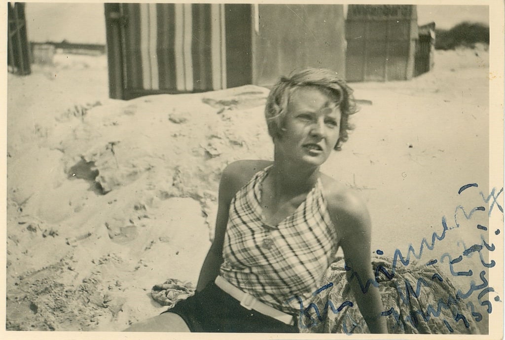 Die undatierte Aufnahme aus dem Sommer 1961 zeigt Lilli Gruner auf einer Decke sitzend am Strand (Aufnahmeort unbekannt).
