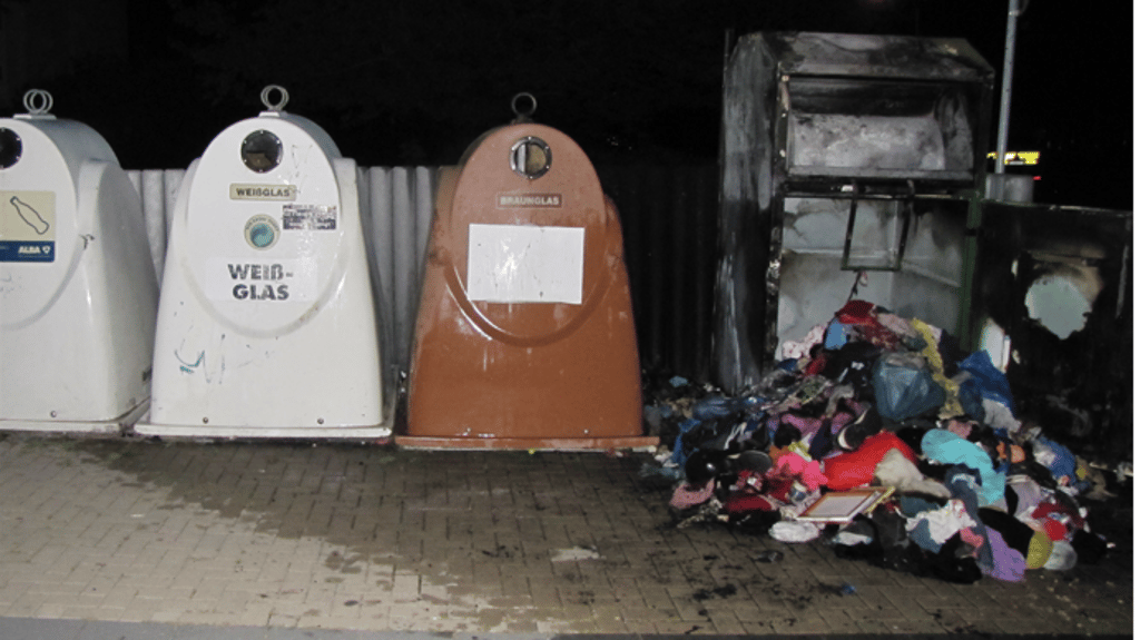 Ein Kleidercontainer brannte am Donnerstagabend aus bislang noch ungeklärtem Grund.