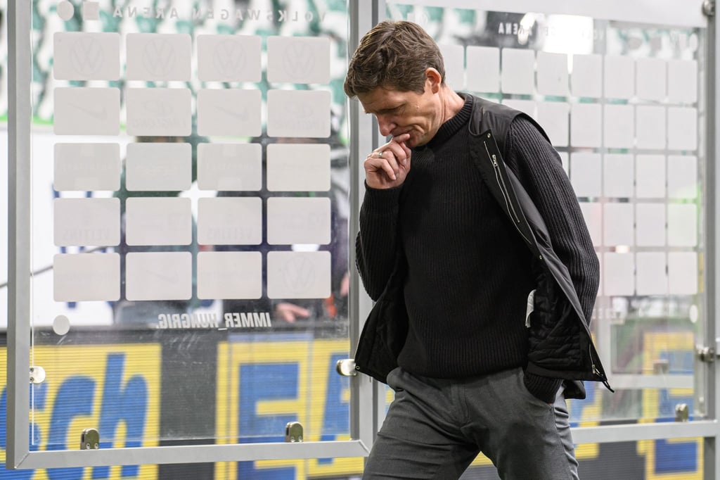 Wolfsburgs Trainer Oliver Glasner verlässt nach dem Schlusspfiff den Innenraum des Stadions.