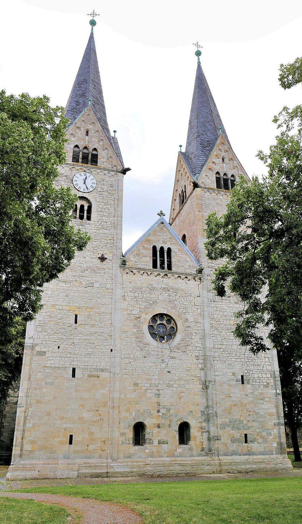 Graue Fassade, hohe Türme: Die Hecklinger Basilika zählt zu den am besten erhaltenen Kirchengebäuden der Hoch- und Spätromanik.