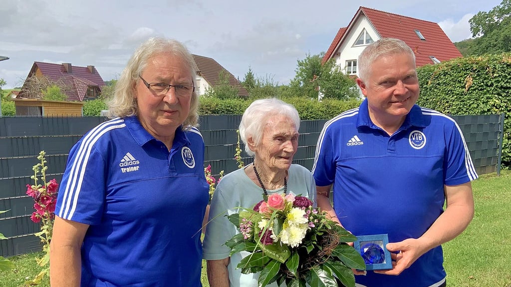 Mit Blumen und dem Ehrenkristall haben Albrecht Rüdiger (li.) und Peter Kohl Käte Schneider überrascht.