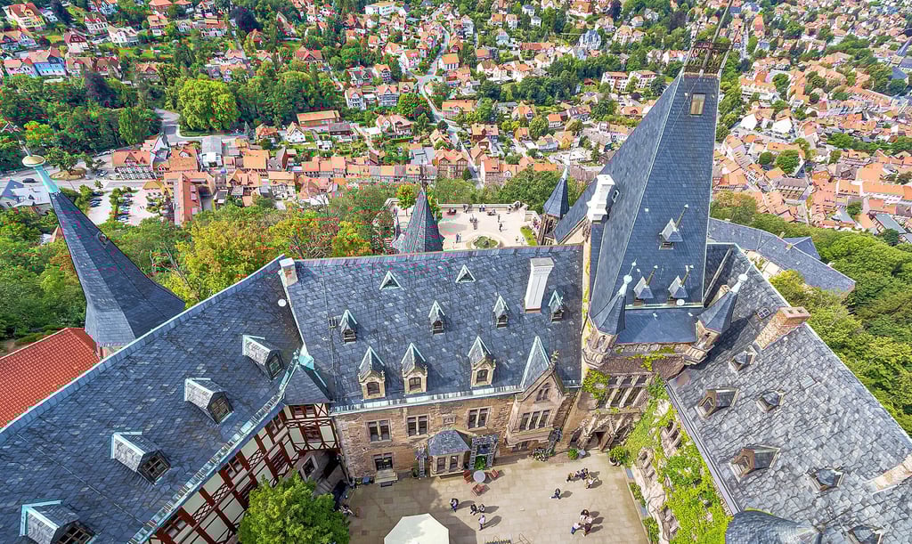 Bllick vom 34 Meter hohen Turm auf den Innenhof des Schlosses Wernigerode: Das Wahrzeichen der Stadt wird erneut zur Kulisse für einen Kinofilm.