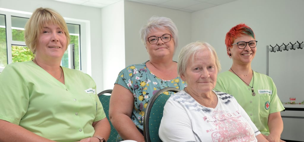 Ende gut - alles gut: Obwohl Christa Johannes nicht zu den Patienten von Andrea Köhler (links) und Claudia Knake (rechts) gehört, haben die beiden Pfegedienstmitarbeiterinnen nicht gezögert, der Seniorin im Notfall zu helfen. Auch ihre Chefin, Pflegedienstleiterin Anja Schuster (2.v.l.) ist stolz auf die beiden Frauen.