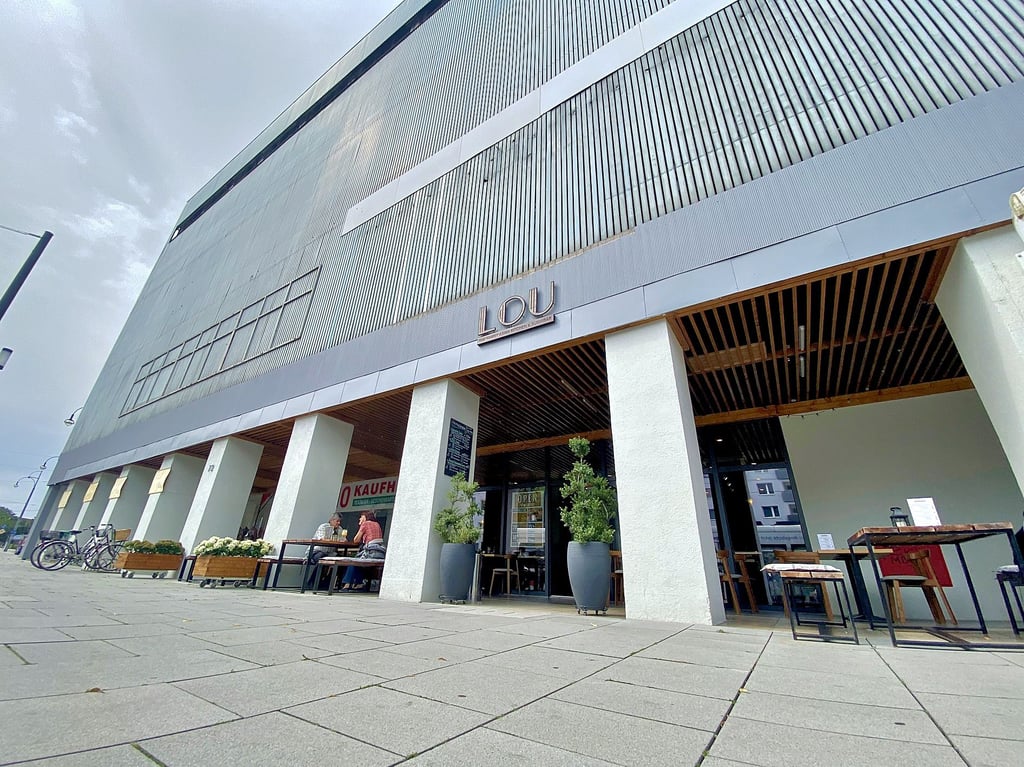 Das Restaurant „Lou“ hat sich neben dem Kaufhaus eingerichtet.