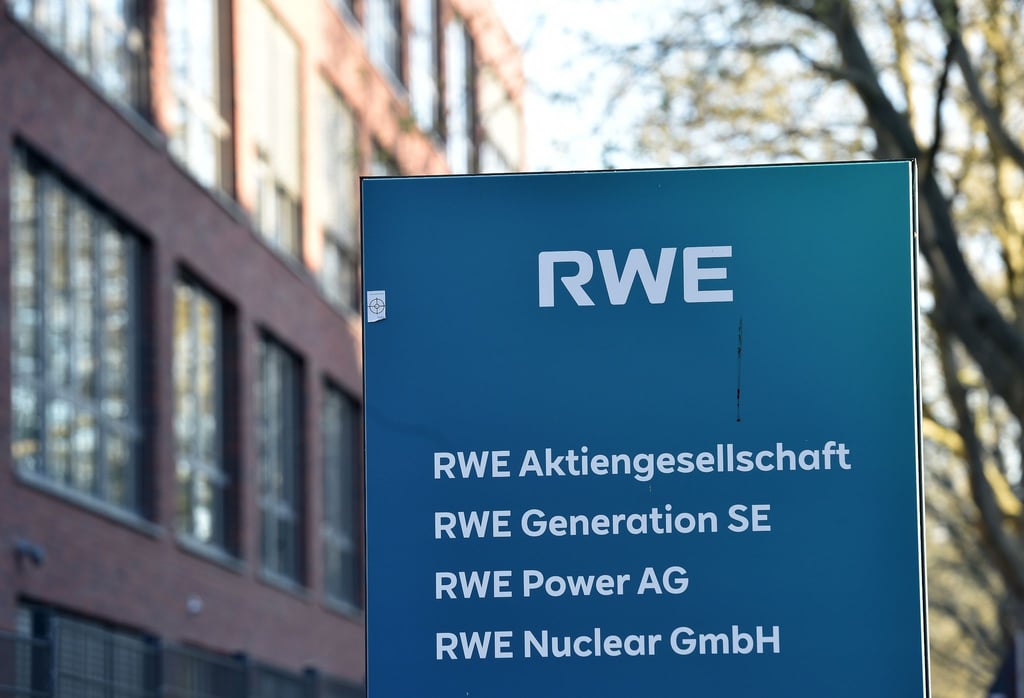 Ein Schild mit dem RWE Logo steht vor der RWE Konzernzentrale in Essen.