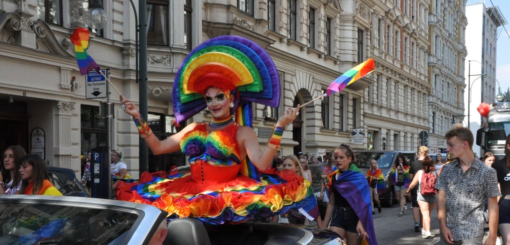 Zum Abschluss der CSD-Wochen gibt es am 14. August 2021 einen bunten Demonstrationszug durch die Innenstadt von Magdeburg mit einer Kundgebung am Domplatz und am Hasselbachplatz. Der bunte Zug hat Tradition, wie hier 2019 zu sehen war. CSD steht für Christopher Street Day.