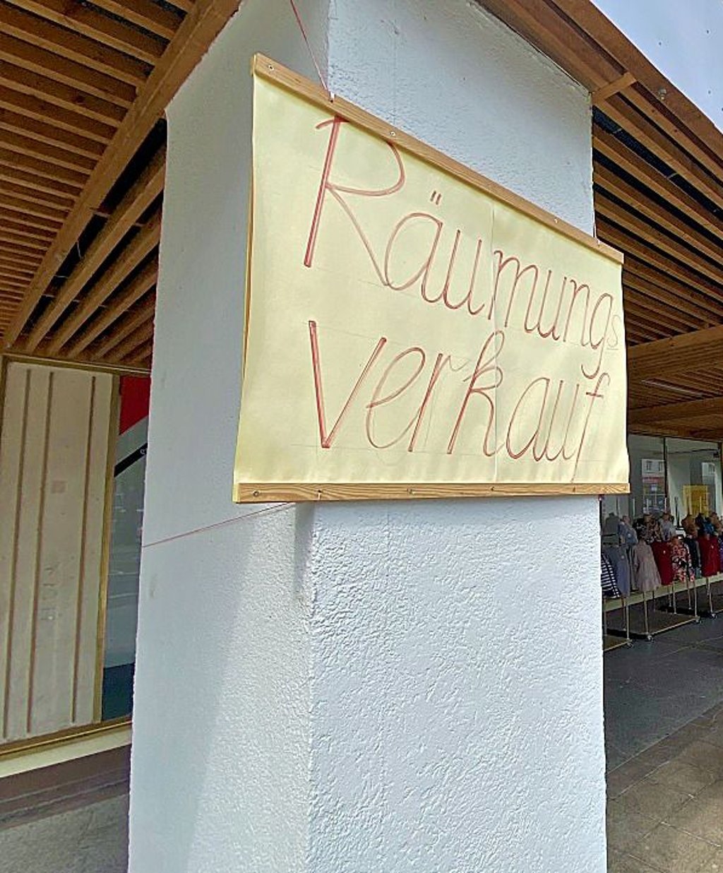Ein Schild weist auf den Räumungsverkauf im ehemaligen „Magnet“ hin.