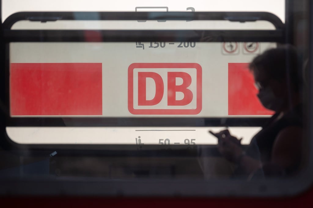 Die Bahn empfiehlt das Tragen einer FFP2-Maske statt nur einer medizinischen Maske, in einigen Bundesländern ist das sogar Pflicht.