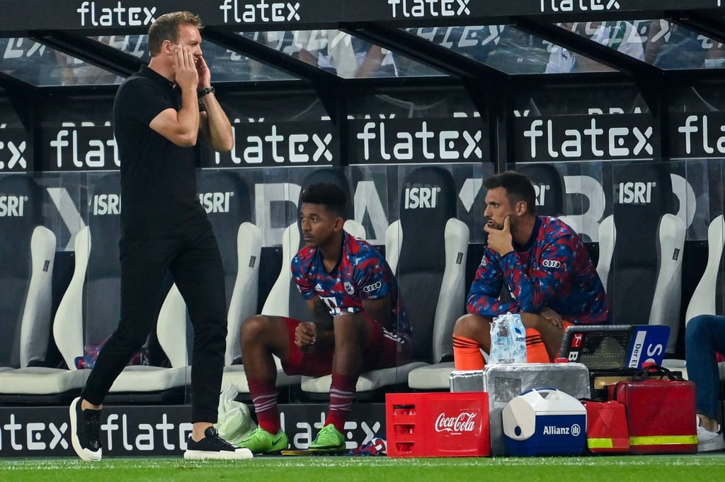 Der neue Bayern-Trainer Julian Nagelsmann (l) erlebte gleich ein emotionales Fußball-Spektakel.