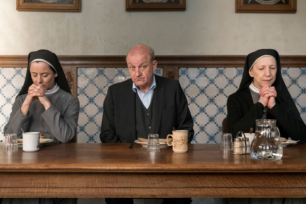 Beim Abendessen sitzt Privatdetektiv Georg Wilsberg (Leonard Lansink) neben den Ordensschwestern Christa (Inka Friedrich, l) und Gudula (Katharina Blaschke)