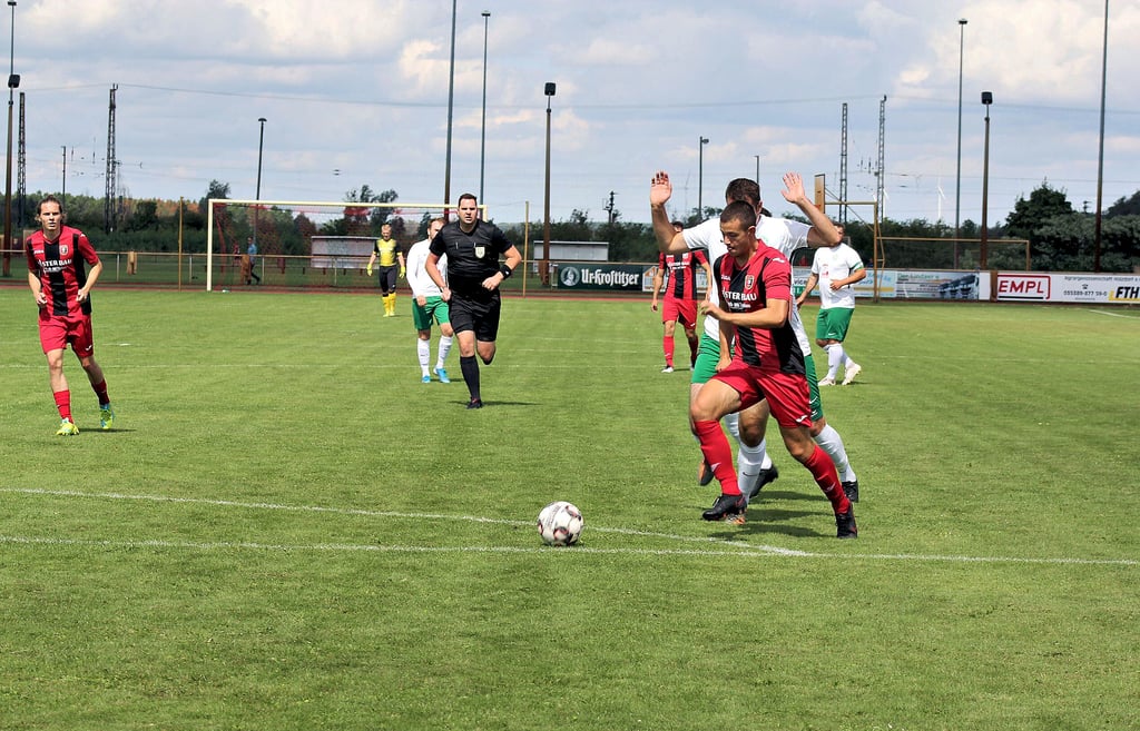 Hinter dem Einsatz von Marc Plewa (re.) - hier beim 5:1-Sieg beim Derby gegen Piesteritz - steht immer noch ein großes Fragezeichen.