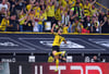 Dortmunds Erling Haaland springt jubelnd in Richtung Fans.