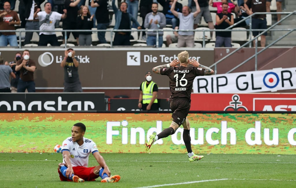 Pauli-Doppeltorschütze Simon Makienok bejubelt das Tor zum 3:1 gegen den HSV im Hamburger Stadtderby.
