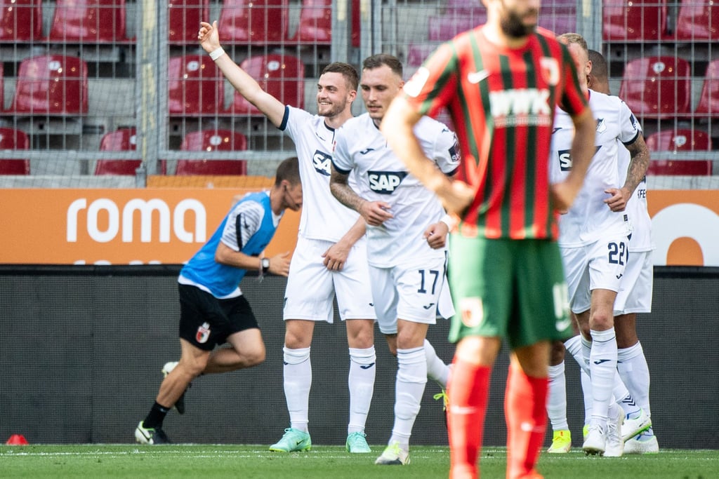 Die Hoffenheimer feiern das 1:0 von Jacob Bruun Larsen (l).