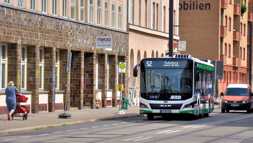 Derzeit fahren nur Busse zur Haltestelle Arndtstraße auf der Großen Diesdorfer Straße in Magdeburg. Eine Ersatzhaltestelle befindet sich dort, wo die barrierefreie Haltestelle gebaut hätte werden können. Doch eine Ratsmehrheit will den alten Standort beibehalten.