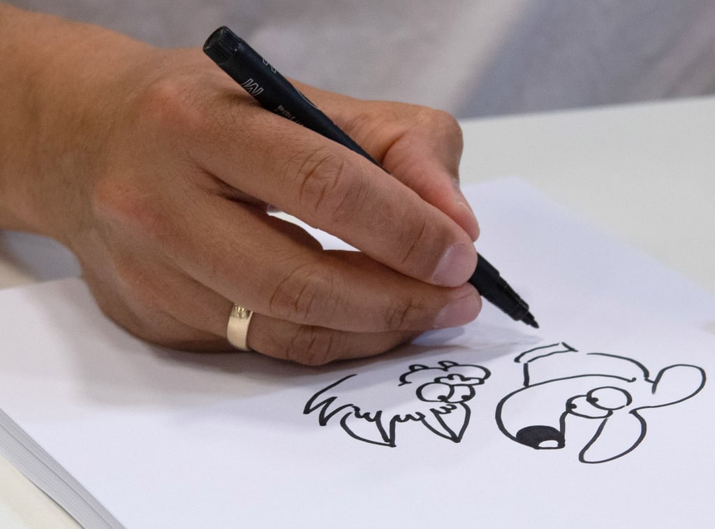 Ralph Ruthe, bekannter Cartoonist, Comiczeichner, Autor und Musiker, sitzt im Impfzentrum an der Messe und malt ein Cartoon.