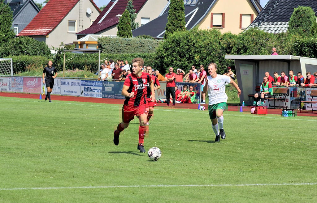 Yannick Schüler (li.) traf im Derby gegen Piesteritz drei Mal für Elster.
