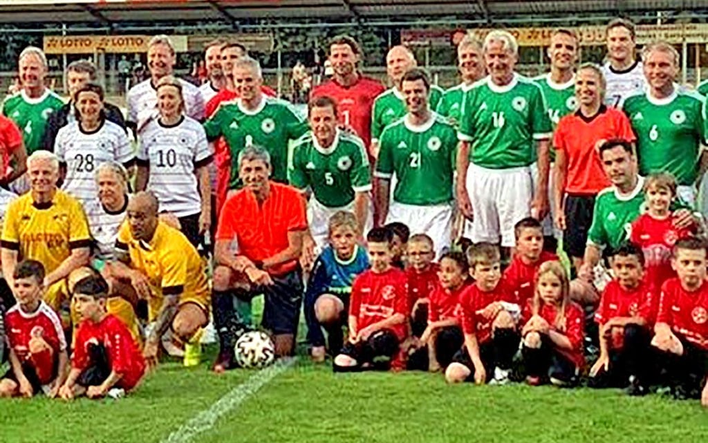 Peter Müller gehört der Deutschen Nationalmannschaft der Bürgermeister an, die sich am Benefizturnier in Trier beteiligt, um Betroffenen der verheerenden Hochwasserkatastrophe zu helfen. Peter Müller (Mitte) steht rechts hinter dem bekannten Schiedsrichter Markus Merk.