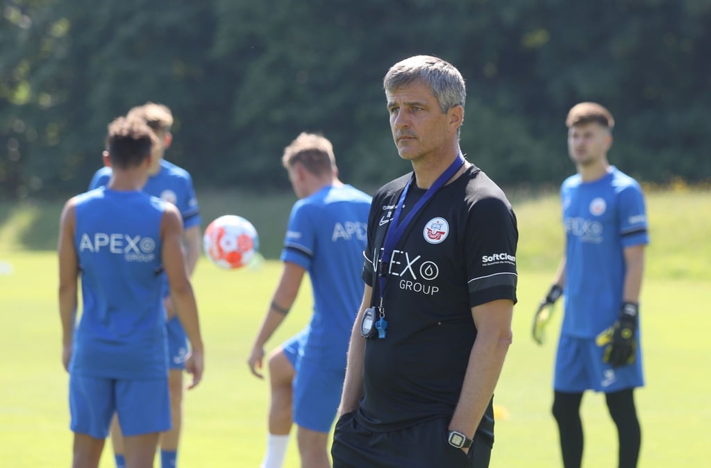 Hansa Rostocks Trainer Jens Härtel steht während eines Trainings auf dem Platz.