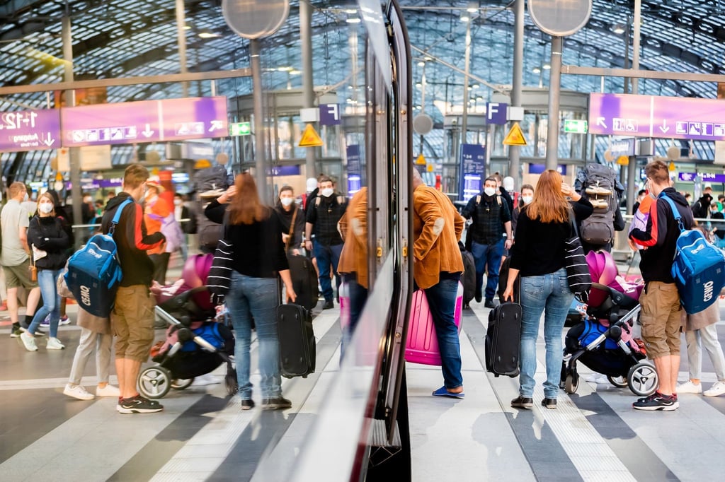 Fahrgäste steigen nach dem Streik am Berliner Hauptbahnhof in einen ICE ein.