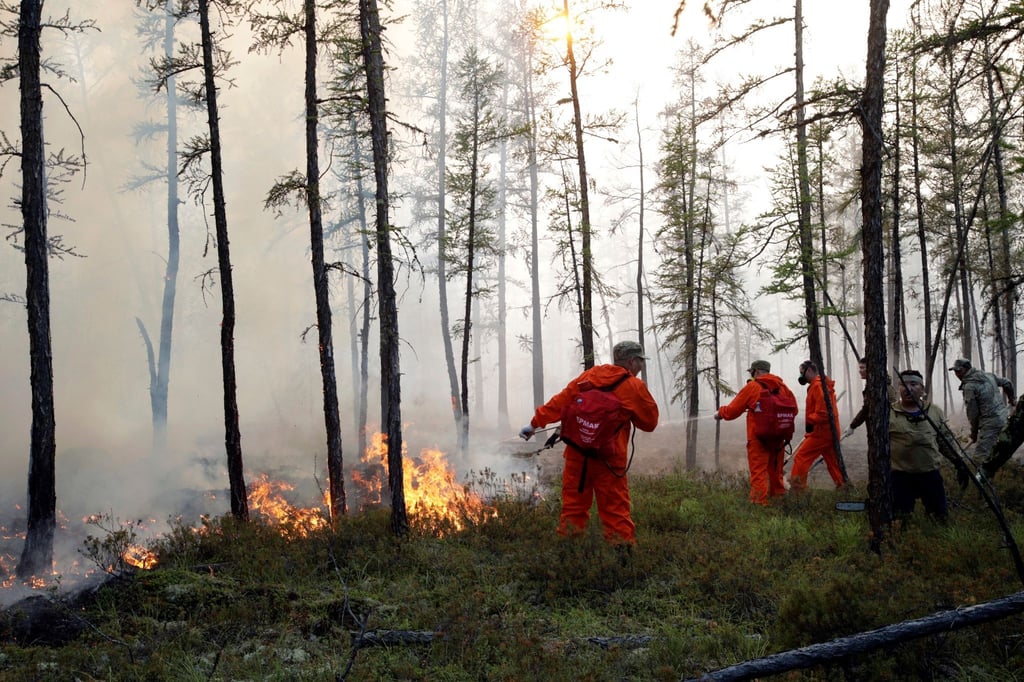 Mittlerweile sind mehr als 9000 Helfer im Kampf gegen die Flammen im Einsatz.