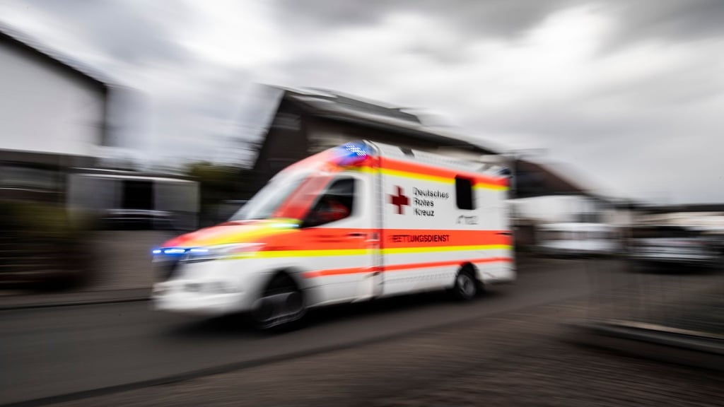 Bei einem Unfall nahe Tangerhütte verletzte sich ein Renault-Fahrer leicht. Sein Wagen hatte sich mehrfach überschlagen. 