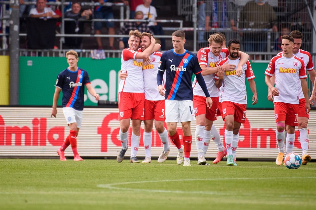 Jahn Regensburg setzte sich souverän bei Holstein Kiel durch.